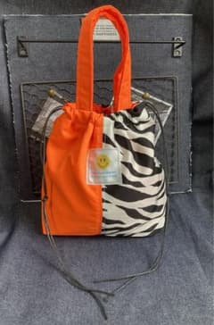 バイカラー☺︎ゼブラ柄♡持ち手付き巾着㊾のサムネイル