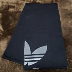adidasのマフラーのサムネイル