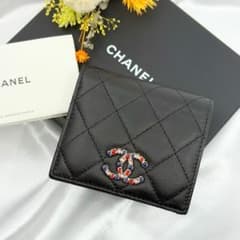 美品　新型　CHANEL シャネル　マトラッセ　ラインストーン　二つ折り財布 美品 新型 CHANEL シャネル マトラッセ ラインストーン 二つ折り財布