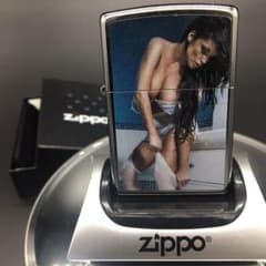ストッキングを履く女性のサムネイル