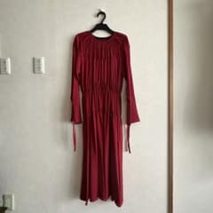 【美品】HYALINES濃赤色のワンピースのサムネイル