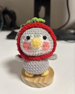 ハンドメイド あみぐるみ いちご帽子のペンギン キーホルダーのサムネイル