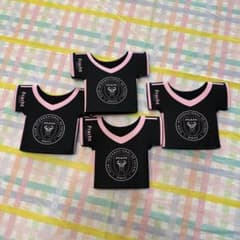 メッシ インテル・マイアミボトルホルダージャージクーラー MLS メッシ インテル・マイアミボトルホルダージャージクーラー MLS - メルカリ