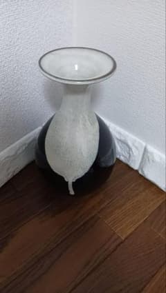 陶器 花瓶 フラワーベース 黒白 ツートンカラーのサムネイル