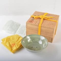 韓国人間文化財　柳海剛（柳根瀅）作　高麗青磁　象嵌鶴雲文茶碗　共箱　VR6534 韓国人間文化財 柳海剛（柳根瀅）作 高麗青磁 象嵌鶴雲文茶碗 共箱