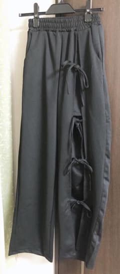 黒パンツのサムネイル
