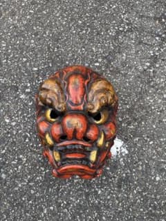 神楽面 赤と金の装飾　お面　工芸品　鬼の面 神楽面 能面 木彫 お面 飾り 神楽面 赤と金のお面 工芸品 鬼のお面 - メルカリ