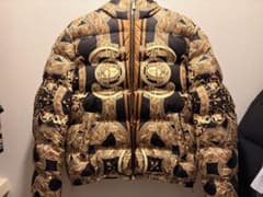 茶*️様 VERSACE 35周年限定ダウンジャケット　サイズ50美品 VERSACE 35周年限定ダウンジャケット サイズ50美品 - メルカリ