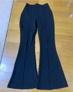 黒　センタープレスパンツ フレアパンツのサムネイル