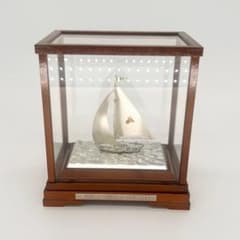 美品☘️ 三越謹製　銀製刻印　宝船　約272ｇ　置物　ガラスケース付 SILVER EP刻印 ヨット置物 ガラスケース付 銀細工 オブジェ - メルカリ