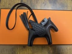 HERMES クロコ型押しペガサス チャーム ブラック - メルカリ