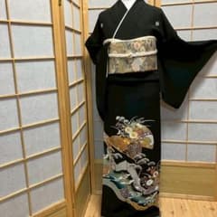 6813］黒留袖 美品 駒刺繍 比翼付 五つ紋 井桁 正絹 着物 袷 - メルカリ