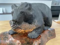 木製クマの彫刻 魚付きのサムネイル