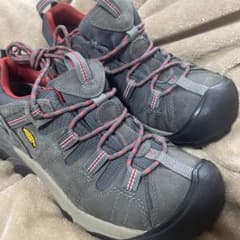 c*n様 KEEN トレッキングシューズ グレー/レッドのサムネイル