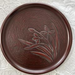 【新品未使用】高岡漆器　お盆 彫刻彫り　菖蒲　菊の御紋　春の園遊会 漆器 盆 彫刻 菖蒲 銘入り - メルカリ