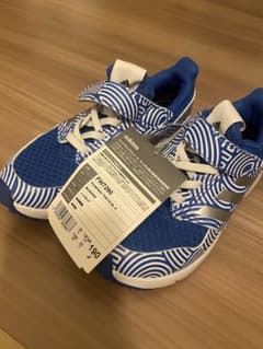【新品未使用品！】adidas スニーカー　19.0cmのサムネイル