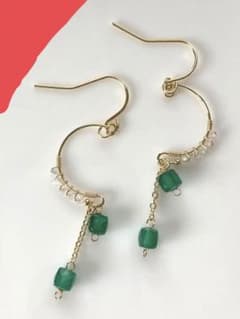 【ご予約品】グリーンオニキスとホワイトトパーズのハーフサークルピアスのサムネイル