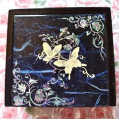 Mother-of-pearl inlaid butterfly pattern jewelry box with mirror