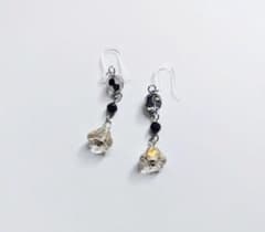 ハンドメイド 樹脂ピアス フラワー 透明感 大人かわいいのサムネイル