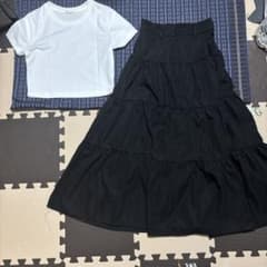 SHEIN ブラック ティアード フレアスカートとGUブランドTシャッツのサムネイル