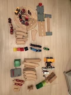 BRIO+IKEA+トーマス　木製レールセット 踏切 車両まとめ売りのサムネイル