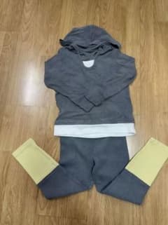 グレーのフード付きスーツですのサムネイル