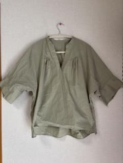 green label relaxingオリーブグリーン Vネックシャツ 五分袖