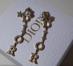 【本日再値下げ】【お値下げ可】DIOR ピアス　両耳のサムネイル