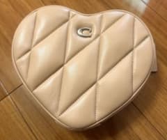 【未使用品】COACH ハート型 キルティング ショルダーバッグ ベージュのサムネイル