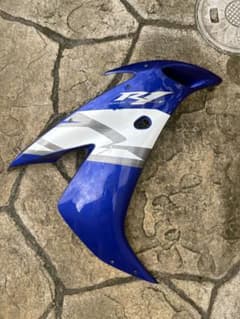 【千葉県 引き取りのみ】 YZF-R1 右サイドカウルのサムネイル