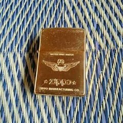 Zippoの金のライターのサムネイル