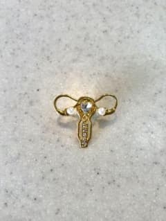 金色のクリスタル装飾ブローチ　子宮のサムネイル
