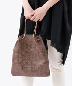 ビアズリーBEARDSLEYレザー刺繍巾着バッグA22504 - メルカリ