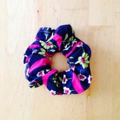 Hand Made♡ネイビー×フラワーのふわふわシュシュのサムネイル