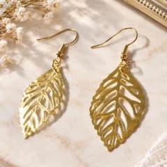 【ハンドメイド】繊細な透かしゴールドリーフの揺れるフックピアスのサムネイル