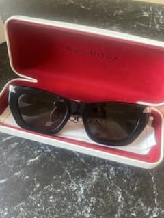 Alexander McQueen ブラックサングラスのサムネイル
