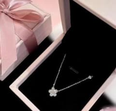 小さな花のネックレス、スターリングシルバーニッチスタイル 