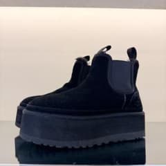 UGG 厚底 チェルシーブーツ ブラックのサムネイル