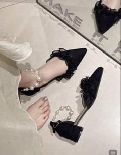 フリル パール ストラップ パンプス ブラックのサムネイル