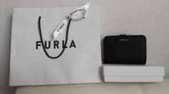 新品 FURLA ブラック 二つ折り財布のサムネイル