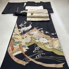 黒留袖 飛び鶴文様 五三桐紋 正絹 刺繍入り 落款入り 比翼 刺繍入り 袷 広衿 礼装着物 フォーマル 仕立て上がり 身丈159cm 【キモノオフ野々市若松店】 黒留袖 飛び鶴文様 五三桐紋 正絹 刺繍入り 落款入り 比翼 刺繍入り 袷