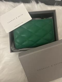 ほぼ未使用！CHARLES & KEITH グリーン 二つ折り財布のサムネイル