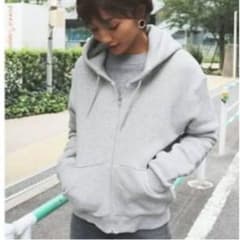 アングリッド  パーカーのサムネイル