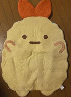すみっコぐらし ビッグダイカットラグ えびふらいのしっぽ