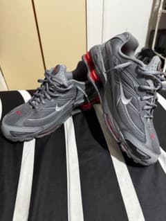 NIKE Shox グレー レッド スニーカーのサムネイル