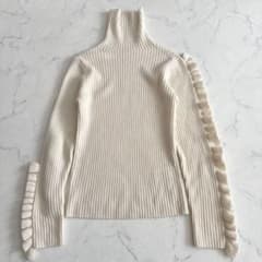 cygne シーニュ 袖フリルタートルニット lily Cygne シーニュ 袖フリルタートルニット lily ホワイト - メルカリ