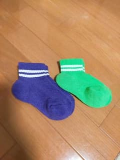 キッズ 靴下 2足セット 15-20cm 緑 紫 蛍光色 ネオンカラー 厚めのサムネイル