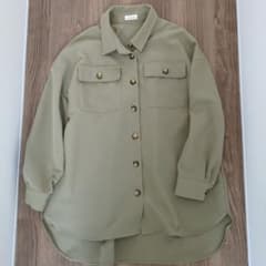 しまむら　カーキ　シャツ