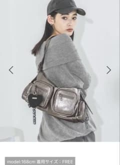 美品✨JEANASISメタリック ショルダーバッグのサムネイル