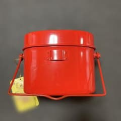赤い金属製調理器具のサムネイル